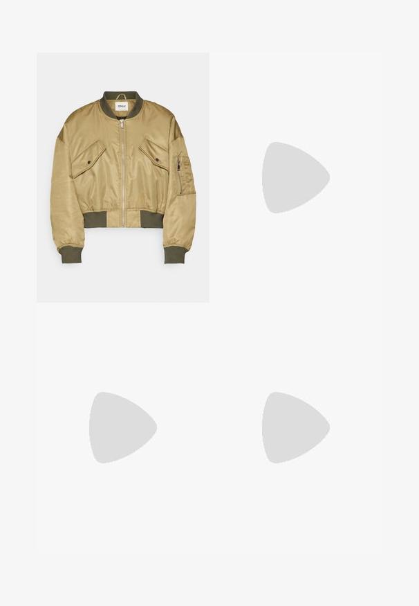 Veste bombardier courte en tissu khaki lisse. Elle dispose de deux poches sur la poitrine, d'une fermeture zip, de poignets côtelés verts et d'une étiquette.; T-shirt noir court en coton. Doté de manches courtes et d'un col rond. Texture lisse avec un design simple, sans motifs supplémentaires.; Pantalons larges noirs en tissu lisse et brillant, avec une taille élastique et sans poches ni détails en métal visibles.; Baskets en toile noires avec des lacets blancs, un embout en caoutchouc blanc et une semelle intermédiaire blanche épaisse. Présentent des coutures blanches discrètes et une semelle en gomme.