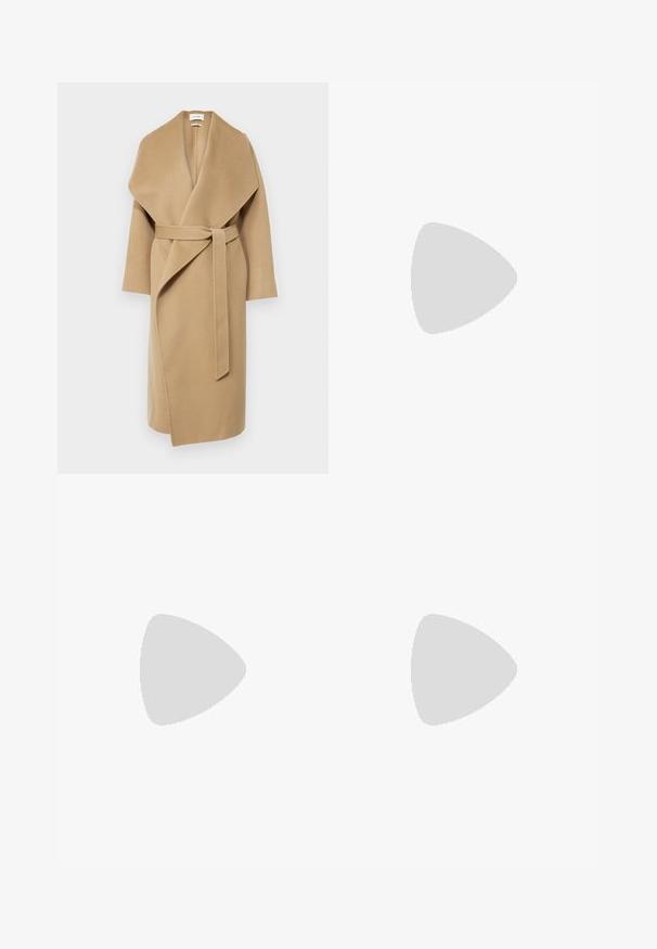 IVY OAK CARRIE ROSE - Cappotto classico - caramel; Blusa peplum marrone scuro con maniche lunghe e ampie, scollatura rotonda e zip sulla schiena. Realizzata in tessuto morbido con una texture liscia.; Samsøe Samsøe SALOT TROUSERS  - Pantaloni - chocolate torte; Stivale alla caviglia in pelle marrone con punta arrotondata, texture liscia e tacco in legno spesso. Dettagli cuciti sui lati e una leggera lucentezza.
