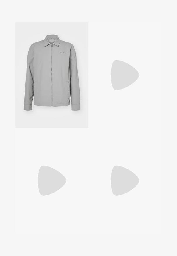 Grå lett jakke med krage, frontglidelås, sidelommer og subtil merking på venstre bryst. Glatt tekstur.; Hvit T-skjorte med kort erm i ribbestrikket tekstur. Rund hals, avslappet passform, ingen synlige mønstre eller detaljer. Enkelt og allsidig design.; Beige cargo bukser laget av bomull, med to sidelommer, knappelukking, og rette ben med et lett strukturert stoff.; Hvite sneakers med glatt tekstur, med brune skinnakenter og svart detaljer, parret med svarte skreddersydde bukser. Bakgrunn med tregulv.