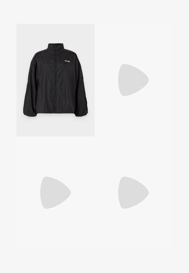 Giacca nera leggera con zip e colletto alto, con piccolo logo "ROSIE" e Puma sul petto, dotata di maniche lunghe e vestibilità ampia.; Due magliette a maniche corte in bianco e nero. Realizzate in morbido cotone, presentano un collo tondo e una vestibilità standard con dettagli di cucitura minimi.; Pantaloni sportivi neri con una cintura ampia, tasche laterali e cuciture piatte. Presentano un piccolo logo sulla gamba sinistra. Realizzati in un tessuto morbido ed elastico.; Gambe incrociate con indosso scarpe da ginnastica Puma beige con strisce leopardate e calzini crema arruffati su un pavimento con moquette blu.