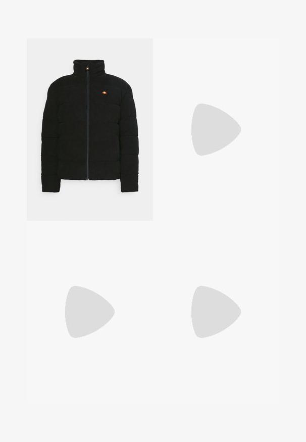 Schwarze gepolsterte Jacke mit hohem Kragen, ausgestattet mit einem Reißverschluss und kleinem mehrfarbigem Logo auf der Brust. Strukturiertes Material und taillierte Passform.; Olivegrünes Baumwoll-T-Shirt mit einem großen schwarzen Levi's-Logo auf der Vorderseite. Klassischer Rundhalsausschnitt und kurze Ärmel, glatte Textur.; Schwarze Cargo-Hosen aus strapazierfähigem Material, mit Seitentaschen, Knopfverschluss und schlankem Design. Glatte Textur mit minimaler Detailgestaltung.; Schwarzecanvas-Sneaker mit hohem Schaft, weißen Gummisohlen und Schnürsenkeln, die ein rundes Logo an der Seite besitzen und mit Denim- sowie schwarzen Hosen kombiniert sind.