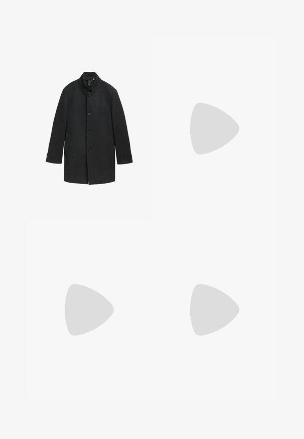 Cappotto in lana grigio scuro con colletto alto, chiusura a bottoni, due tasche laterali e tessuto strutturato. Presenta una vestibilità su misura e dettagli sobri.; Maglione a collo alto nero realizzato in morbido materiale knit. Presenta maniche lunghe, colletto e orlo a costine. Design semplice e lineare senza motivi.; Pantaloni in denim nero con taglio dritto, design a cinque tasche e chiusura frontale con bottone. Tessuto liscio con dettagli di cucitura minimi.; Stivali Chelsea in pelle nera con pannelli laterali elasticizzati e un'etichetta per la trazione. Punta arrotondata e suola piatta in gomma, con una finitura liscia.