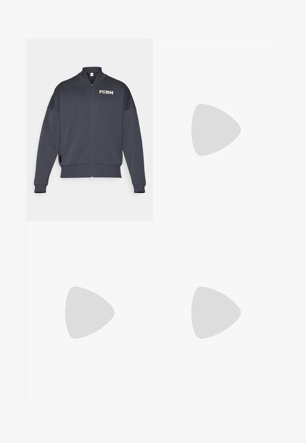 Donkergrijze ritssweater met ribgebreide manchetten en zoom, voorzien van "FCBM" in witte tekst op de linkerborst en een zijzak.; Zwart sport t-shirt van ademend materiaal, met korte mouwen, een ronde hals en een reflecterende logo op de borst.; Zwarte sportbroek met een elastische tailleband, slim fit en een wit logo op het linkerbeen. Soepele, lichte stof.; Zwarte sportschoen met witte strepen, bovenwerk van mesh, ronde neus en geveerde zool. Heeft een getextureerde hak en een veilig vetersysteem.