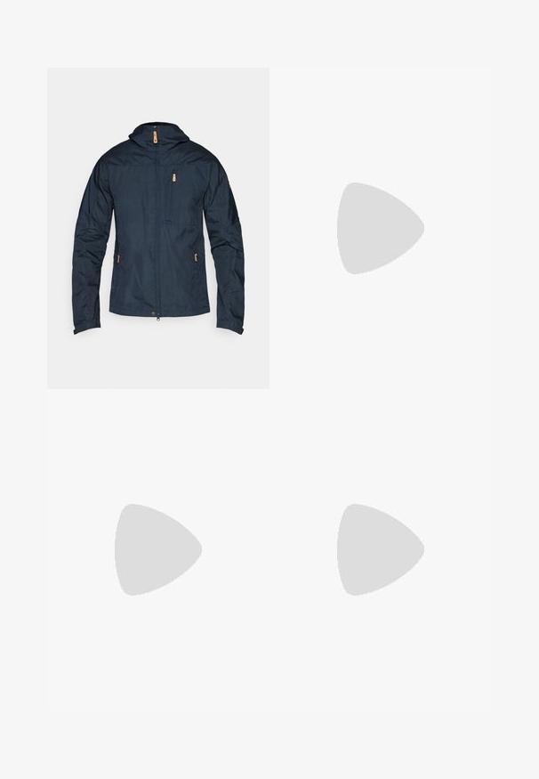 Tume sinine kerge jakk, millel on lukuga esiosa, kapuuts ja mitmed taskud. Omadusteks on tekstureeritud kangas ja kontrastsed beežid detailid.; Valge lühikeste varrukate ja sportliku lõikega särk, millel on sile kangas. Omab ümarat kaelust ja halli logo vasakul rinnal, ning külgsuured lõhik kui lõhateel.; Mustad musta värvi sportlikud lühikesed püksid, mis on valmistatud kerge kangaga, elastse vöökoha ja valge logoga vasakul küljel.; Isik, kes kannab musti spordijalatsid, millel on tekstuurilised küljed ja logo, koos mustade sokkide ja lühikeste pükstega heledal põrandal.