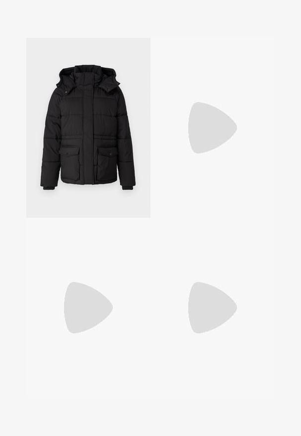 Must musta kappa kapuutsiga, tikandimustriga, kahe esikohaga ja elastsete varrukatega. Omab kõrget kraed ja nuppude kinnitusi.; Valge pikkade varrukate turtleneck-särk, mis on valmistatud siledast ja venivast kangast. Omab kõrget kraed ja keha lähedast lõiget, ilma nähtavate mustrite või kaunistusteta.; Heledad sinine laia jalaeest, valmistatud denimist, kõrge vöökohaga, viie tasku disainiga ja kerge tuhmumisega, mis annab kulunud välimuse.; Valged platvormsneakerid, mis on valmistatud siledast sünteetilisest materjalist, ovaalse toe, paelkinnise disaini ja tekstuurse kummitaldiga. Must kontsrihm.
