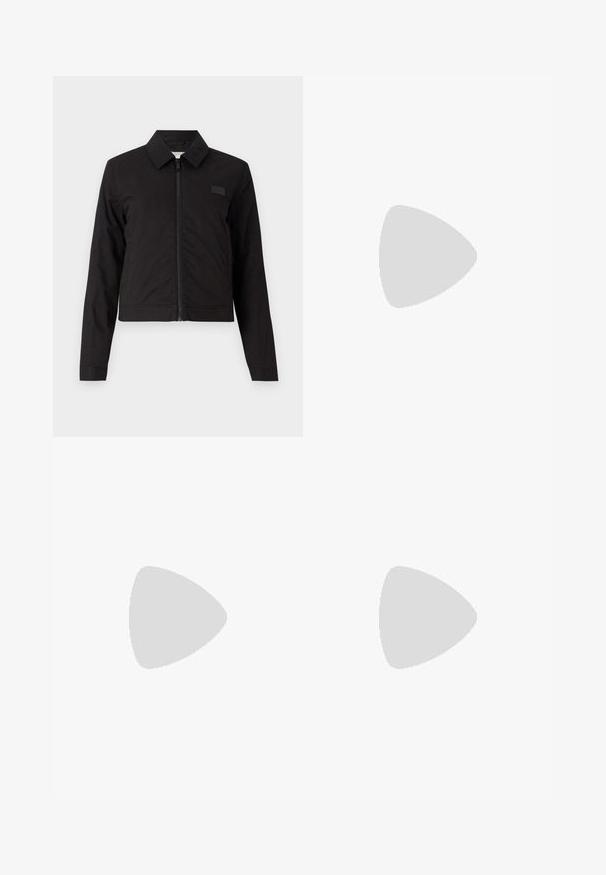 Jachetă neagră scurtă, cu fermoar în față, guler ascuțit și mâneci lungi. Material neted cu accente minime, având un mic logo pe piept.; Tricou din bumbac negru cu guler rotund, mâneci scurte și logo-ul brodat în albastru "Calvin Klein JEANS" pe față.; Jeanși negri cu picioare largi, fabricați din denim, cu talie înaltă, stil cu cinci buzunare și închidere cu nasture metalic, cu cusături contrastante.; Botine negre din piele cu talpă groasă, toc pătrat, fermoar lateral și manșetă la spate, pe un fundal alb simplu.