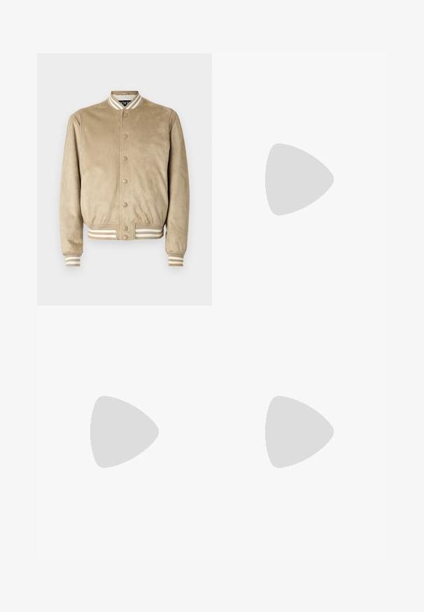 Beige suedebomberjakke med rund krage, trykknapfront og ribbestrikkede mansjetter og nederkant i beige og brune toner.; BOSS TEE - T-shirts - open white; Beige bomullsbukser med rett benfatt, med knappelukking og folder foran for ekstra detaljer.; Hvit lær sneakers med rund tå, minimalistisk design, grå snøring og teksturert grå gummisåle. Subtile sømdetaljer synlige.