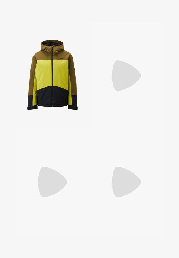 Giacca gialla, marrone e nera con chiusura a zip, cappuccio e design a blocchi di colore. Presenta polsini regolabili e logo sul petto.; T-shirt in cotone nero della Nike con collo rotondo classico, maniche corte e un logo in rilievo discreto sul petto. Texture liscia.; Shorts neri con vita regolabile tramite coulisse, tessuto leggero con una texture liscia e un design semplice senza loghi o motivi visibili.; Scarpe sportive nere con tessuto testurizzato e suole in gomma, dotate di lacci elastici e un accento blu sul tallone. Indossate con pantaloni in denim chiaro.