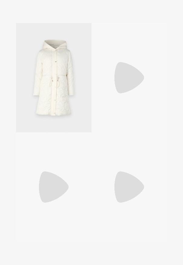 Abrigo de crema acolchado con capucha, cierre de botón, cintura con cordón y costuras decorativas. Presenta un tejido suave y cuello acanalado.; Camiseta de algodón negra con cuello redondo, manga corta y el logotipo azul bordado de "Calvin Klein JEANS" en el frente.; Jeans anchos de mezclilla negros, con cintura alta, cinco bolsillos y cierre de botón metálico con costuras contrastantes.; Mocasines de piel negra con punta redondeada, suela texturizada gruesa y mínimos detalles de costura. Diseño elegante sin cordones o herrajes visibles.