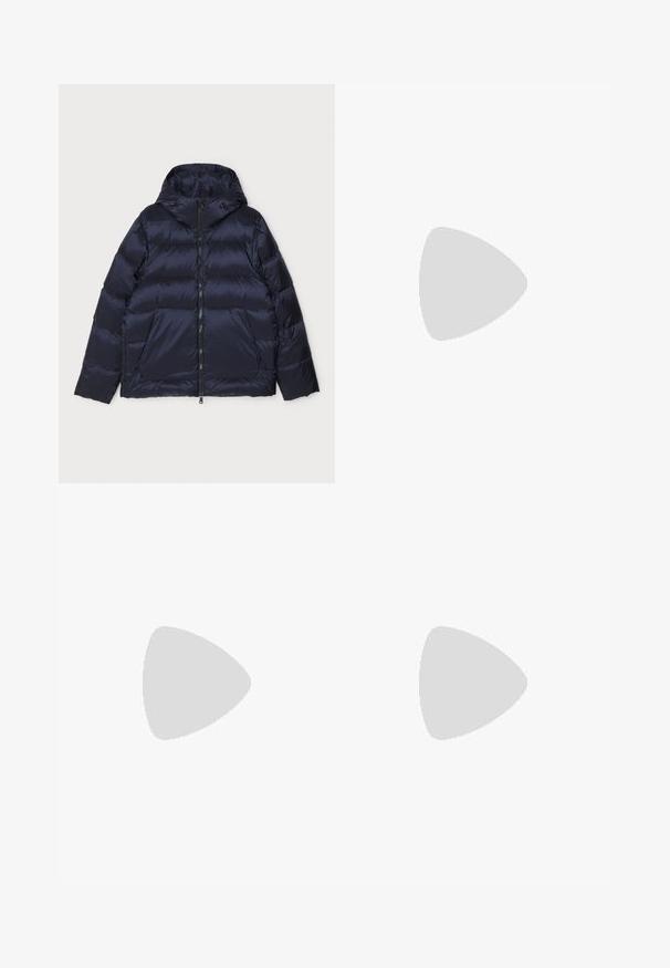 Chaqueta acolchada de color navy con capucha, que presenta un diseño acolchado horizontal, cierre frontal con cremallera y dos grandes bolsillos exteriores. Textura suave y brillante.; Filippa K Camiseta básica - light grey melange; Jeans de mezclilla azul claro con un corte ajustado, cinco bolsillos y un diseño de pierna recta. Cuenta con una cremallera y trabillas para cinturón. Textura suave.; Zapatilla blanca con acentos de ante, puntera redondeada, cordones planos y suela de goma color crema. Presenta un logo verde en el talón.
