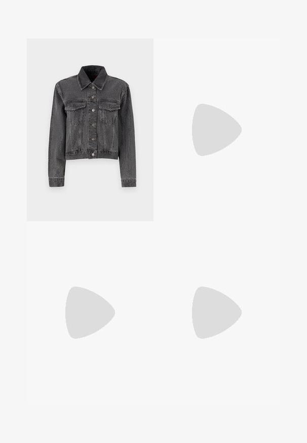 ONLY ONLHUDSON DECO JACKET - Džínová bunda - grey denim; Bílý tričko vyrobené z měkké, lehké tkaniny. Má kulatý výstřih a krátké, široké rukávy s uvolněným střihem. Bez viditelných vzorů.; Černé kalhoty s rovným střihem, s předními kapsami a bočními rozparky na lemu. Vyrobené z jemné, hladké tkaniny. Vhodné na různé příležitosti.; Bershka Sandály na vysokém podpatku - black