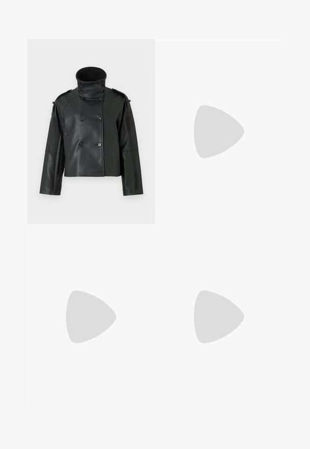 Črna usnjena jakna z visokim ovratnikom, z dvojnim zapenjanjem, velikimi gumbi in ramenskimi epauletami. Gladko usnje, krajša dolžina.; Črna dolga majica s kratkimi rokavi in visokim ovratnikom, z rozami na koncu rokavov in nabranimi stranskimi detajli za teksturo. Izdelana iz elastičnega materiala.; Črne široke hlače z gladko teksturo, ki imajo sprednje nabore in kroj po meri. Tkanina je lahka in zračna.; Črne lakirane slingback pete s koničastim nosom in geometrijsko blokasto peto. Imajo eleganten, minimalističen dizajn in gladko teksturo.