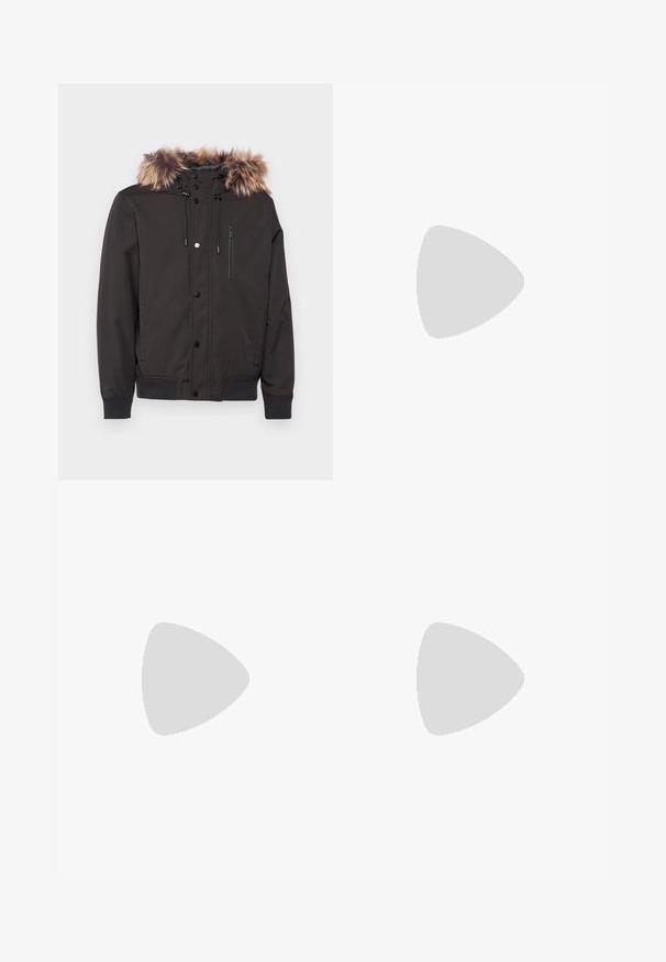 Only & Sons ONSDREW - Zimska jakna - black; Črna bombažna majica s krojačkom izrezom, kratkimi rokavi in sproščenim krojem. Gladka tekstura in brez vidnih vzorcev ali poudarkov.; Črne denim hlače z ravnim krojem, petimi žepi in sprednjim gumbom. Gladka tekstura z minimalnimi šivi.; Pier One UNISEX - Športni copati - black