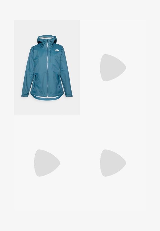 Vannavstøtende teal jakke med hette, full glidelås, justerbare snorer og to sidelommer. Har The North Face-logoen på brystet.; Lys blå kortermet t-skjorte med rund hals. Har myk stoff, raglanermer og en hvit logo på øvre venstre bryst.; Svarte nylon cargo-bukser med glidelås og justerbare mansjetter, flere lommer og en logo på høyre bein. Glatt, lett tekstur.; Beige og krem joggesko med teksturert mesh-overdel, støttende overlegg og gummisåle med et mønster for godt grep.