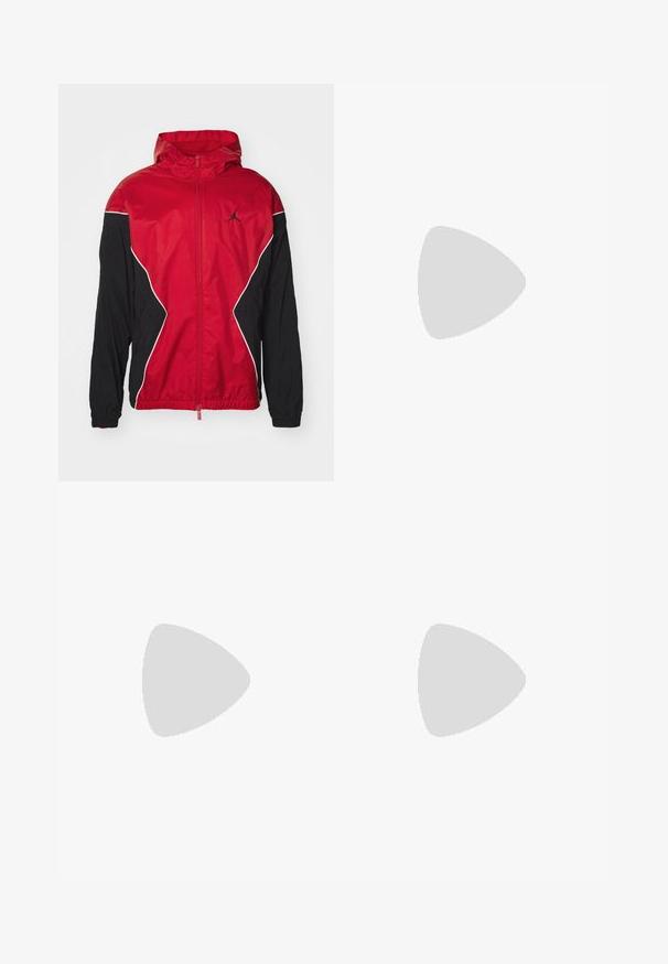 Rød og sort vindjakke med hætte, lynlås lukning, hvide detaljer og en sort Jumpman-logo på brystet. Har elastiske manchetter.; Hvid bomulds t-shirt med korte ærmer, rund halsudskæring, afslappet pasform, og ingen synlige logoer eller mønstre. Glat tekstur og minimalistisk design.; Blå denimjeans med en afslappet pasform, høj talje, fem-lomme design og syningsdetaljer. Har en knap- og lynlåslukning.; Sorte sneakers lavet af ruskind og læder, med et blåt logo og en brun gummisål. Kombineret med grå sokker og kordfløjlbukser.