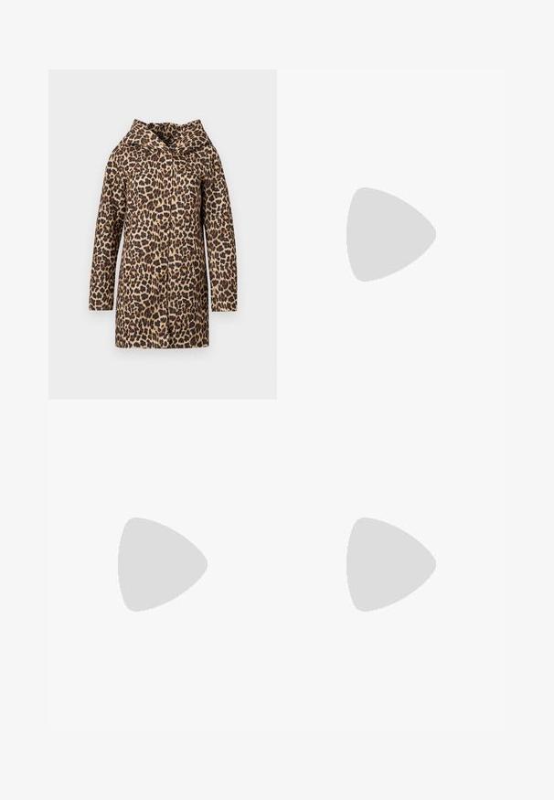 Palton cu imprimeu leopard, cu guler ascuțit, mâneci lungi și design deschis în față. Fabricat dintr-un material texturat în nuanțe de maro și negru.; Tricou alb din bumbac cu mâneci scurte tip bufantă, având mici embellisheuri argintii pe mâneci. Decolteu clasic rotund, croială lejeră.; Pantaloni negri cu picioare largi, din denim, cu un brau structurat, bucle pentru curea și buzunare frontale. Textură netedă, cu un design clasic.; Pantofii cu toc ascuțit din piele neagră, cu breteaua pentru glezne și toc gros. Textură netedă, design elegant și estetică minimală.