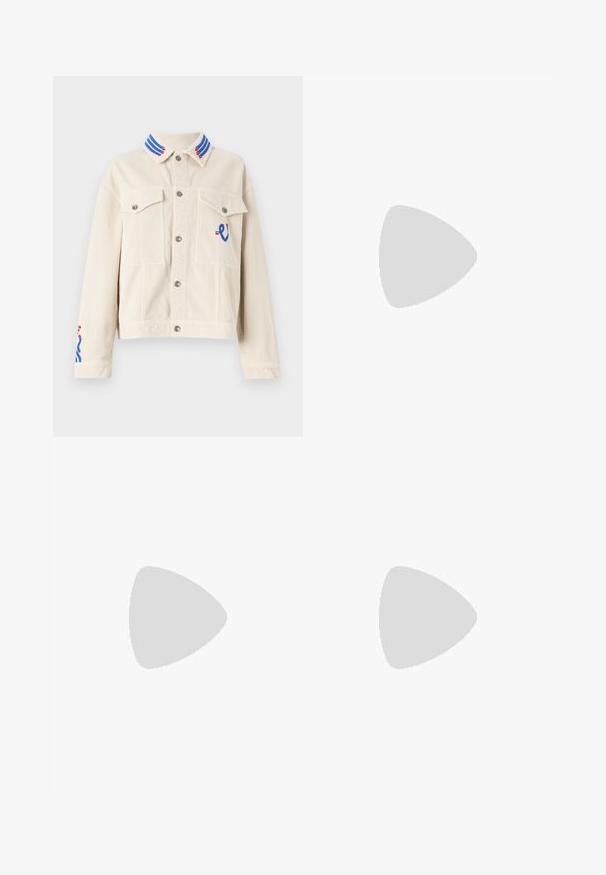 Crème corduroy jack met een cropped lengte, blauwe en rode gestreepte kraag, geborduurde accenten, twee voorzakken en zilveren drukknoopjes.; Beige off-shoulder jurk van soepel materiaal, met een brede halslijn en mouwloos design, rechte snit en een nette zoom.; Beige wijde broek van een gladde stof, met een hoge taille en subtiele voorplooien. Geen zakken of zichtbare hardwaredetails.; Beige hoge hak sandaal met een gevlochten textuur, voorzien van een decoratieve bloem en enkelbandje. Vierkante hak zorgt voor stabiliteit.