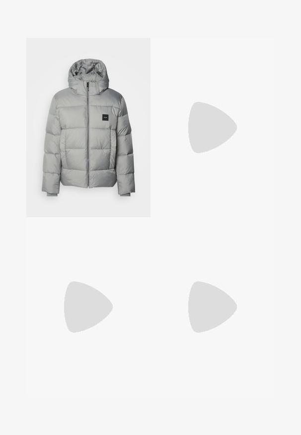 Grå pufferjakke med hætte, med lynlås lukning, quiltet design og et lille sort logo patch på venstre bryst. Glat tekstur.; Hvid bomulds t-shirt med et sort "CK" logo og teksten "Calvin Klein Jeans", korte ærmer og en klassisk rund halsudskæring.; Blå denimjeans med slim fit, mellemhøj talje, femlomme-design, falmet vask og let slidmærker foran og bagpå.; Sorte vandresko med et lagdelt design, tekstureret stof og gummisål, med forstærkede områder og snørebånd foran.