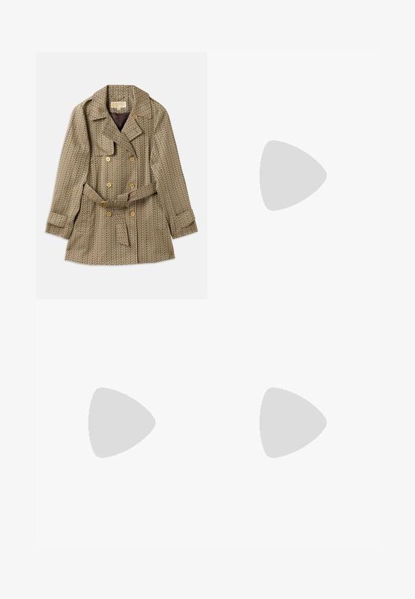 Cappotto doppiopetto in una stoffa beige con un motivo geometrico, dotato di bottoni dorati, vita a cintura e colletto a punte.; T-shirt nera in cotone con colletto rotondo, maniche corte e logo ricamato bianco sul lato sinistro del petto. Texture liscia, design informale.; Pantaloni in cotone marrone con un design slim-fit, frontale piatto e tasche standard; texture liscia e orli rifiniti.; Sneakers in pelle bianca, design low-top, caratterizzati da una texture liscia, punta rotonda, chiusura con lacci e un piccolo logo ricamato sul lato.
