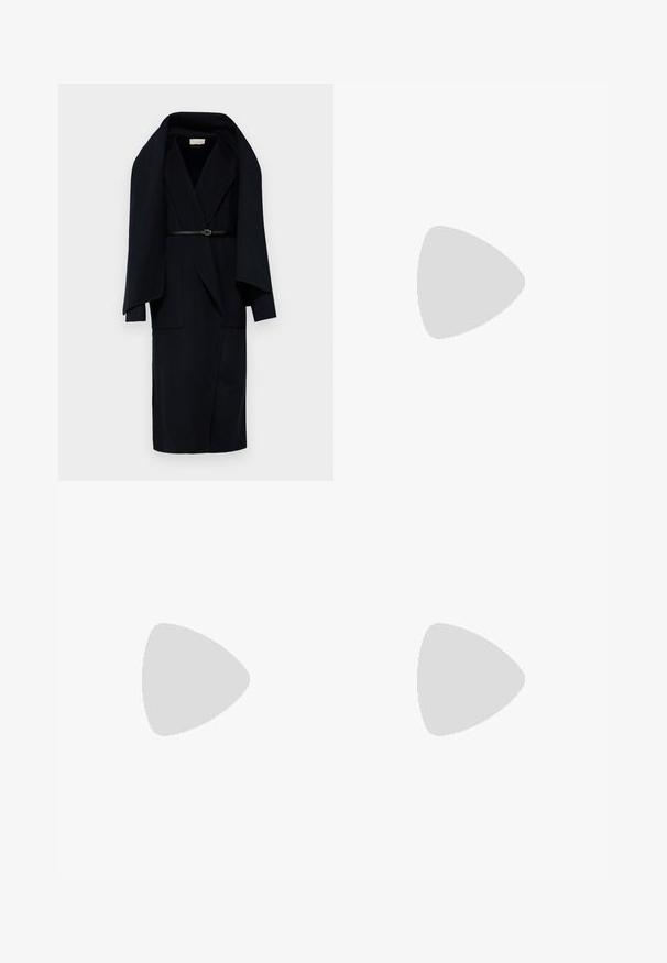 Vanessa Bruno VALERAN - Klassischer Mantel - marine; Helles blaues kurzärmliges Strickoberteil mit vertikaler Rippstruktur und Rundhalsausschnitt. Der Stoff zeigt dezente Details mit einem taillierten Saum.; Weite weiße Jeans aus einem Baumwollmischgewebe. Verfügt über einen Reißverschluss, ein Fünf-Taschen-Design und Nähte entlang der Säume.; Weißer Sneaker mit einer glatten Oberfläche, ausgestattet mit einem schwarzen Akzent an der Ferse und einem goldenen metallischen Detail an der Zwischensohle. Schnürdesign, gummierte Sohle.; Braune Wildleder-Tote mit zwei langen Griffen, einer glatten Textur und gesteppten Details, die über ein einfaches, strukturiertes Design verfügt.