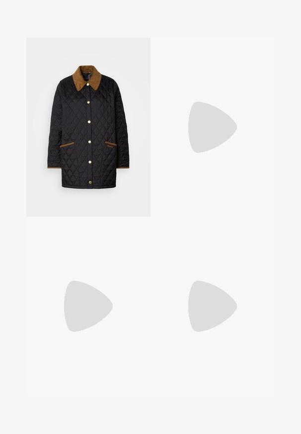 Casaco acolchoado preto com colarinho em corduroy castanho, botões dourados e acabamentos contrastantes, apresentando dois bolsos frontais e uma marcação subtil.; Top preto de manga curta feito de tecido suave. Apresenta um decote redondo e detalhe drapeado no ombro. Design simples e ajustado.; Calças largas em algodão bege claro. Apresentam uma cintura alta, bolsos frontais e um corte reto. Acabamento de bainha limpo, sem padrões.; Sapatilha branca com acabamento liso, detalhe preto no calcanhar e design com atacadores. Apresenta a marca "Calvin Klein" na lateral. Estilo minimalista.