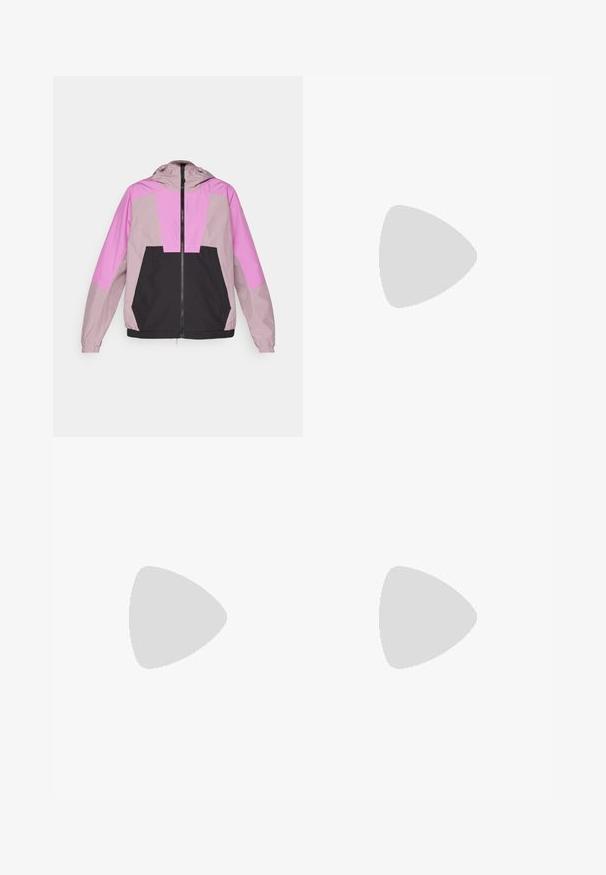 Chaqueta ligera con capucha que presenta un diseño a bloques de color en tonos de rosa y negro. Fabricada con un tejido suave, cuenta con puños elásticos y cierre de cremallera.; Camiseta gris de manga corta hecha de una suave tela que absorbe la humedad. Presenta un cuello redondo y un pequeño logotipo blanco en la parte superior izquierda.; Pantalones cortos de running negros con una tela texturizada, cinturilla elástica y bolsillos laterales; presenta un pequeño logo en el frente.; Bota de senderismo negra con un diseño de medio caña, que cuenta con una parte superior texturizada, acentos grises y una suela de goma duradera con tacos de tracción.