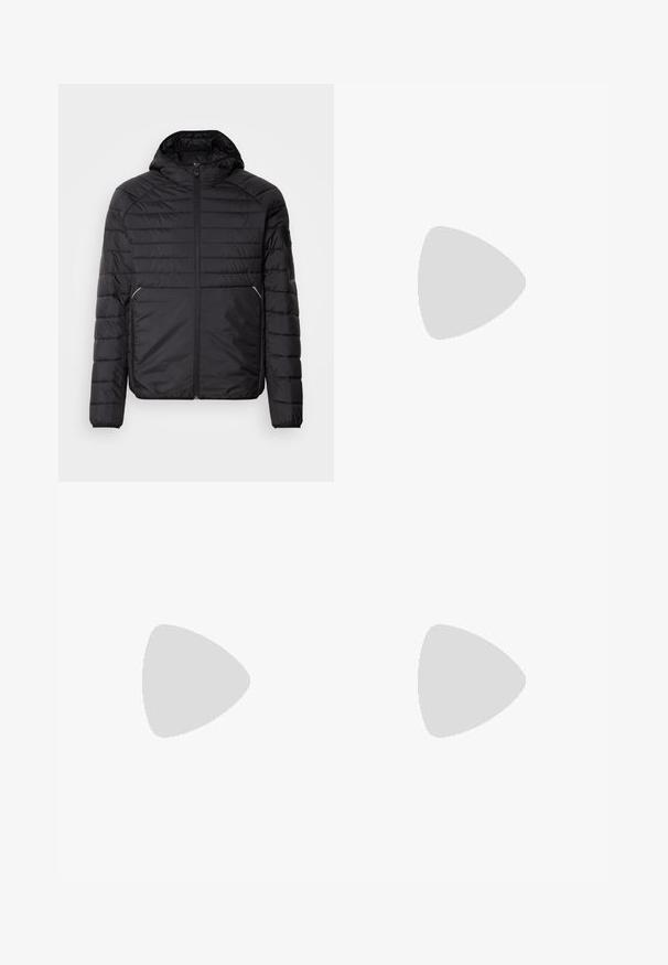 Svart vadderad jacka med huva, med vertikal quiltad design, framdragkedja, sidofickor och en accentficka på vänster ärm.; Svart kortärmad T-shirt i en mjuk bomullsblandning, med rundad halsringning och en minimalistisk design utan mönster eller detaljer.; Svarta joggingbyxor i slätt tyg. Har resårmidja med en dragsko, avsmalnande ben och inga synliga fickor. Enkelt design.; Svart låg skor i läder med svarta snören och off-white sula, visas i sidoprofil på vit bakgrund.