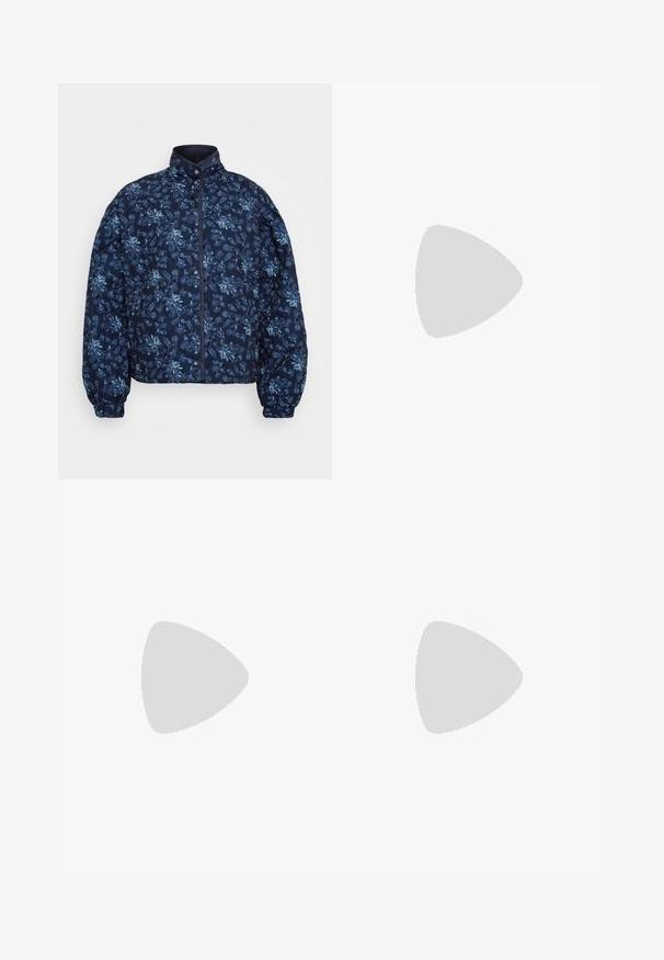 Casaco acolchoado azul-marinho com um padrão floral em azul-claro. Apresenta um colarinho alto e fecho por botões, com punhos elásticos e um design curto.; T-shirt branco de manga curta feito de algodão. Apresenta um decote redondo e um corte descontraído, com um design simples e sem padrões ou acentos visíveis.; Calças largas de cintura alta em azul escuro, com bolsos frontais, passantes para cinto, fecho de botão e costura visível em fundo branco.; Sapatilhas de couro branco com um design de baixo, atacadores planos, bico arredondado e lados texturizados. Sola de borracha espessa com detalhes subtis.