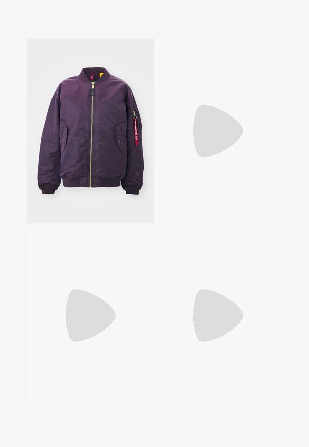 Alpha Industries CORE - Bomberjacke - plum; Zwei weiße Baumwoll-T-Shirts mit kurzen Ärmeln, Rundhalsausschnitten und einer engen Passform, die eine glatte Textur und ein minimalistisches Design aufweisen.; Beige Cargo-Hosen mit hoher Taille, weitem Bein und vier großen Seitentaschen. Aus strapazierfähigem Stoff mit glatter Textur und minimalen Details.; Schwarze Wildledersneaker mit drei weißen Streifen, goldenem Logo und brauner Gummisohle. Merkmale ein niedrigprofiliertes Schnürdesign.