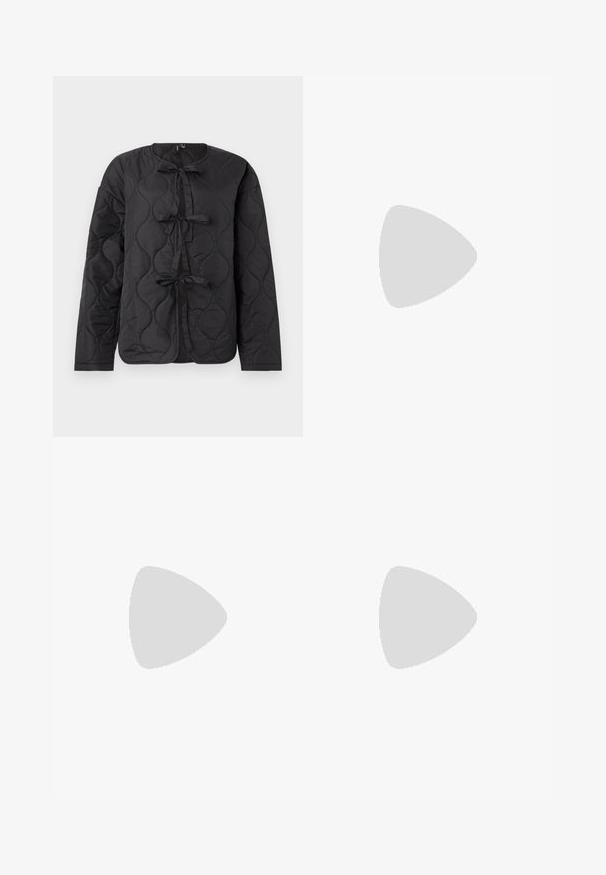 Jachetă neagră matlasată cu mâneci lungi, având un decolteu rotund și trei fundițe decorative pe față. Textură netedă, ușor lucioasă.; Tricou alb din bumbac cu mâneci scurte tip bufantă, având mici embellisheuri argintii pe mâneci. Decolteu clasic rotund, croială lejeră.; Pantaloni negri cu picioare largi, din catifea moale, prevăzuți cu un corset elastic și o textură fină, fără detalii sau modele vizibile.; Pantofii cu toc ascuțit din piele neagră, cu breteaua pentru glezne și toc gros. Textură netedă, design elegant și estetică minimală.