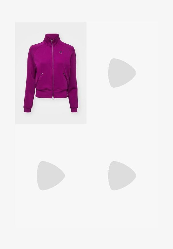 Nike Performance HERITAGE JACKET - Træningsjakke - sangria; Sort bomulds T-shirt med grafisk print i pink og hvid med teksten "JUST DO IT," "NIKE," og "Athletic Depart." Standard pasform.; Sorte sportsbukser i et blankt, glat stof med en elastisk talje, brede ben og et lille logo på venstre side.; Sorte Nike sneakers med mesh og syntetiske overlejringer, der har refleksiv accents, en polstret sål og sorte ribbede sokker.