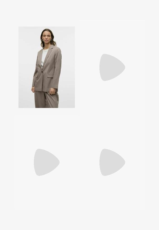 Blazer tailored color marrone chiaro con rever a lancia, chiusura a un bottone, tasche frontali e spalle strutturate. Abbinato a un top bianco.; Top nero a maniche corte realizzato in tessuto elastico, con un design aderente e dettagli arricciati sui lati. Texture liscia, forma classica.; Pantaloni neri a gamba dritta, con tasche frontali e spacchi laterali all'orlo. Realizzati in tessuto morbido e liscio. Adatti a diverse occasioni.; Stivale in pelle nera alto fino al ginocchio con punta affusolata, dettagli in argento e tacco largo. Presenta un inserto per facilitare l'indossamento.