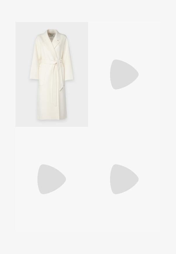 Witte wollen jas met een sjaalkraag, ceintuur en zijzakken. Heeft lange mouwen en een gestructureerde afwerking.; Zwarte, kortere cardigan van pluizig materiaal met een ronde halslijn en lange mouwen, met een knoopsluiting aan de voorkant.; Ivoor satijnen slipdress met dunne spaghettibandjes, een diepe V-halslijn en een luchtig ontwerp tot aan de enkels. Soepele textuur en minimale naden.; Zwart leren laars tot de knie met een spitse neus, hoge stilettohak, een gladde afwerking en een eenvoudig, slank ontwerp zonder versieringen.; Kattenoogbril met ovale lenzen en een strakke, gladde afwerking. Heeft dunne zijkanten met een subtiele kromming bij de slapen. Transparante lenzen.; Witte gebreide sjaal met puntige uiteinden, plat gelegd en gekruist, met het kledinglabel "PURECASHMERE NYC 0/S" zichtbaar.