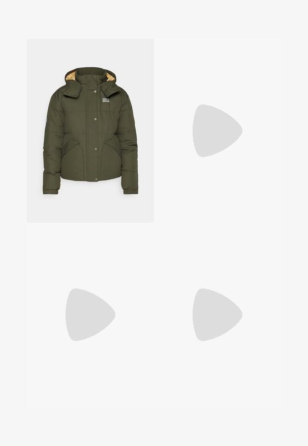 Patagonia DOWNDRIFT - Jakna ispunjena paperjem - pine needle green; Plava majica kratkih rukava od teksturiranog materijala, s bijelim Columbia logotipom na prsima, okruglim izrezom i prilagođenim krojem.; Crne kupaće hlače od lagane tkanine, s elastičnim pojasom, špagom i bočnim džepovima za funkcionalnost.; Columbia PEAKFREAK - Obuća za pješačenje - black