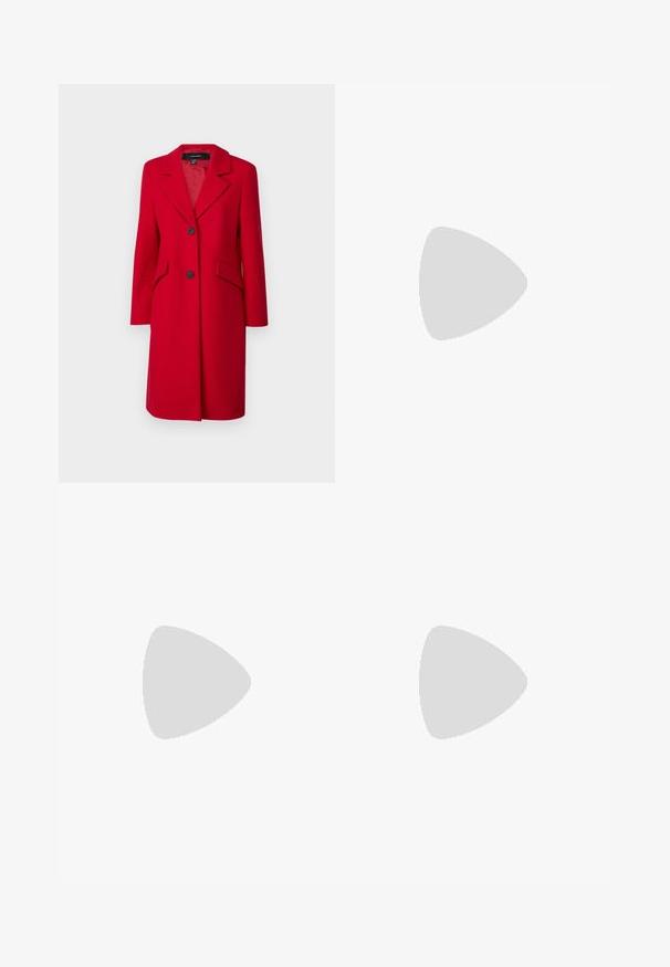 Vero Moda Petite VMFORTUNESARA  - Manteau classique - salsa; Top noir à manches courtes en tissu extensible, dotée d'une coupe ajustée avec des détails froncés sur les côtés. Texture lisse, forme classique.; Pantalon noir avec une coupe droite, doté de poches avant et d'éclairs sur l'ourlet. Fabriqué en tissu doux et lisse. Convient à diverses occasions.; Sandales à talons vernies noires avec un bout carré, des sangles autour de la cheville et des boucles en argent. Dotées d'un talon bloc épais pour plus de stabilité.