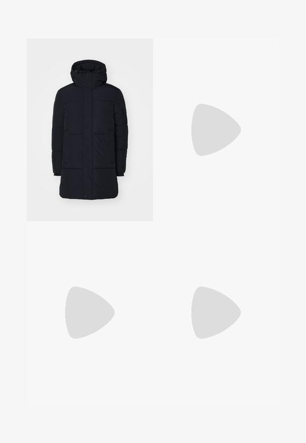Replay JACKET - Vinterfrakke - black; Sort skjorte med knapper lavet af glat stof, med klassisk krave, to frontlommer og lange ærmer med knapmanchetter.; Sorte cargo-bukser lavet af slidstærkt stof, der har flere lommer, en knaplukning og et slim fit design med smalle ben.; Sort slip-on sneakers med tekstureret læderoverdel, hvid gummisål og uden synlige snørebånd. Har brandlogo på siden.