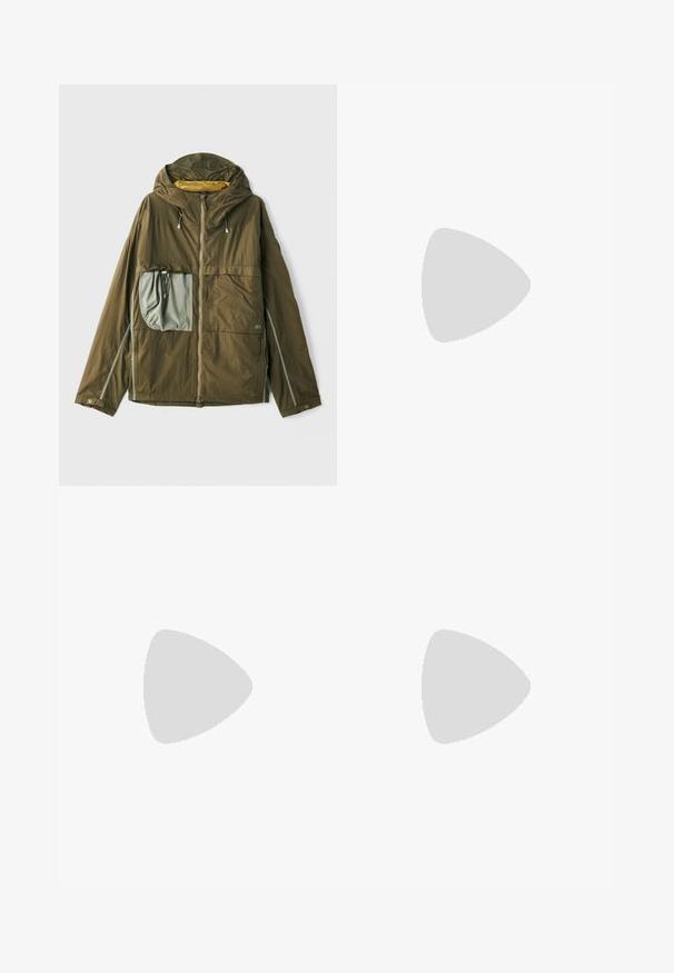 Giacca leggera verde oliva con cappuccio, zip frontale, grande tasca grigia, dettagli riflettenti e cordoncini regolabili sul cappuccio.; T-shirt a maniche corte di colore marrone, realizzato in tessuto morbido, con scollo rotondo e spacchi laterali per un comfort aggiuntivo. Design semplice e non decorato.; Pantaloni leggeri marroni con pannelli laterali grigi, vita elasticizzata e molteplici tasche laterali. Tessuto testurizzato con una leggera lucentezza.; Scarpa da ginnastica nera con tomaia texture, suola grigia a motivo camouflage e lacci piatti. Presenta il logo Under Armour sul lato.