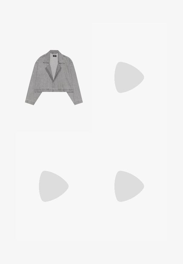 Grå cropped jakke i denimmateriale, med snipperkrage, åpen front og lange ermer. Minimalistisk design med diskrete sømdetaljer.; Svart ribbet crop tank top med rund halslinning og ermeless design. Laget av myk, elastisk stoff med rene, kantede kanter.; Svarte vide bukser laget av elastisk stoff. Har høy midje og en glatt, tettsittende design som vidder ut fra kneet og nedover.; Sorte ankelstøvler med en glatt syntetisk overdel, elastiske sidepaneler, en løfletapp og en kraftig gummisåle.