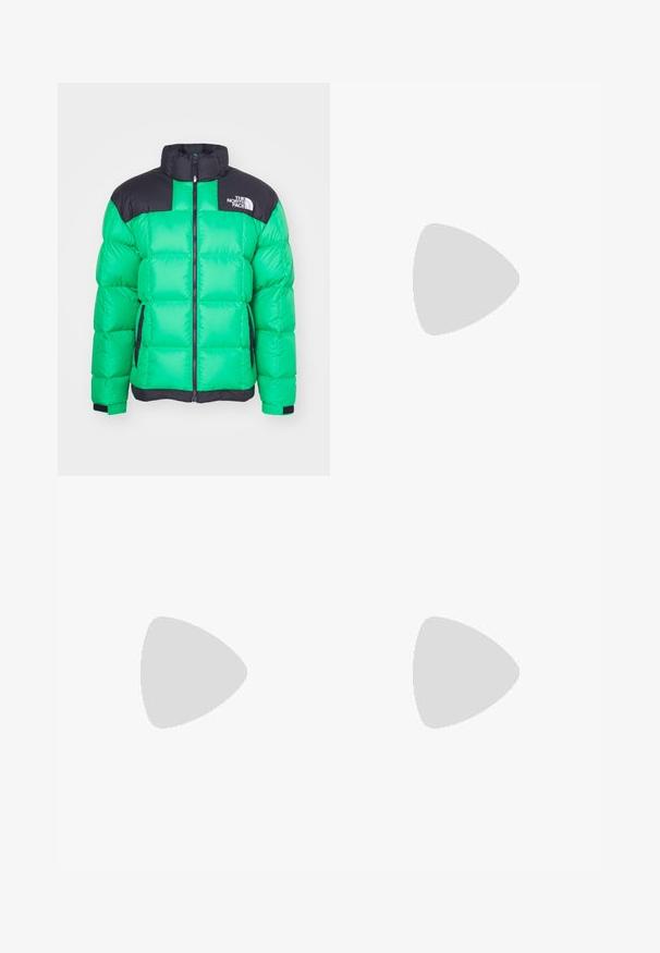 The North Face M LHOTSE JACKET - EU - Dunjacka - optic emerald; Svart t-shirt i bomull från Nike med klassisk rund halsringning, korta ärmar och en diskret, präglad logotyp på bröstet. Slät textur.; Svarta byxor med dragsko i midjan, avslappnad stil, med sidfickor och rak benklippning på en plain bakgrund.; Svarta sportskor med texturerat tyg och gummisulor, med elastiska snörningar och en blå detalj på hälen. Bärs med ljusa jeans.