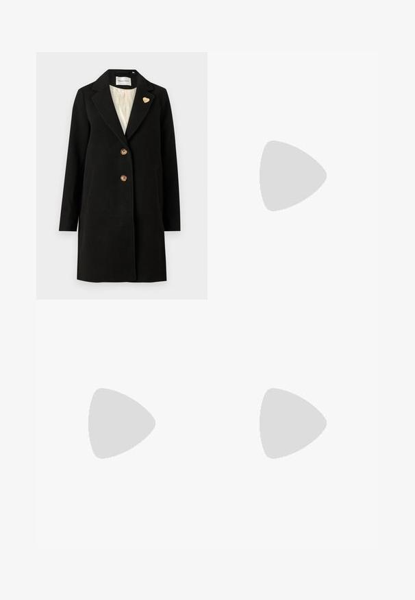 Fabienne Chapot FLORI COAT - Klasičan kaput - black; Tri dugih rukava posložena: crna, siva i bijela. Svaka ima okrugli izrez i skrateni kroj s glatkom, laganom tkaninom.; Modre traperice s razvedenim nogavicama i visokim strukom, pet džepova i kontrastnim šavovima; glatka tekstura i klasična pranja.; Crna kožna gležnjača s zakrivljenim vrhom i blok petom. Glatka tekstura, minimalistički dizajn i visoki kroj.; Crne velike sunčane naočale s ovalnim staklima, glatkim plastičnim okvirom i zlatnim detaljima na sljepočnicama. Tamna stakla pružaju zaštitu od sunca.