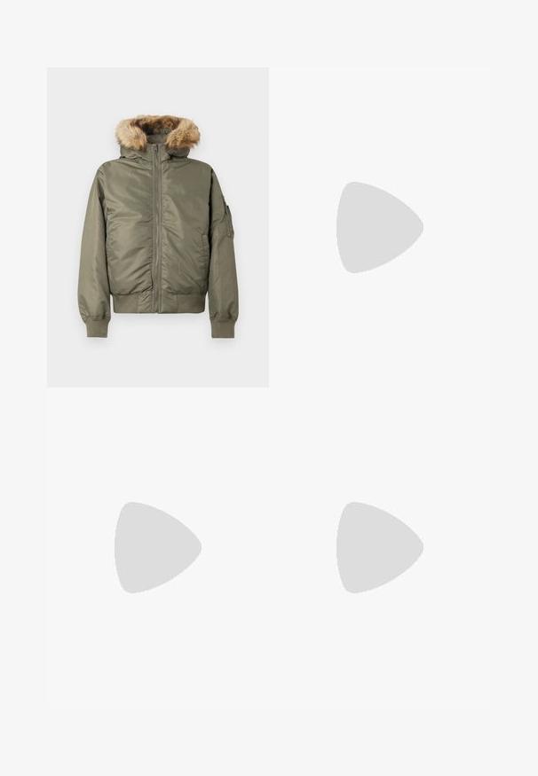 Casaco bomber verde-oliva com capuz forrado a pelo sintético, fecho éclair frontal, punhos ribados e detalhe de bolso na manga esquerda.; T-shirt branco de manga curta em textura canelada. Gola redonda, ajuste descontraído, sem padrões ou detalhes visíveis. Design simples e versátil.; Jeans de ganga bege com um design de perna reta, apresentando bolsos frontais, fecho com botão metálico e uma textura subtil.; Sapatilhas de camurça bege com bico arredondado, fecho de atacadores na parte da frente e um detalhe texturizado na parte de trás. A sola de borracha branca proporciona contraste. Design simples e moderno.