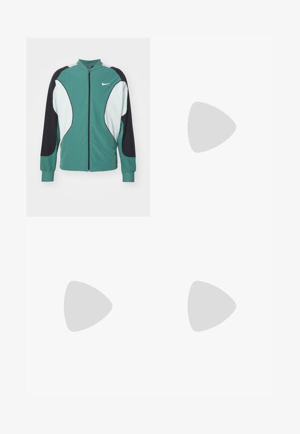Nike Performance Trainingsvest - bicoastal/black/barely green/white; Witte mouwloze sportshirt gemaakt van lichtgewicht materiaal. Heeft een ronde halslijn en een klein zwart Nike-logo aan de bovenlinkerkant.; Zwarte Nike joggers met elastische tailleband, taps toelopende benen en subtiele logo-accentuering. Gemaakt van een gladde stof met een eenvoudig ontwerp.; Witte sportschoenen met een bovenwerk van mesh en gestructureerde details, met een zwart swoosh-logo aan de zijkant en een gewatteerde witte zool.