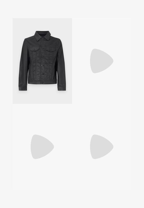 Giubbotto di denim nero con chiusura a bottoni sul davanti, colletto a punta, due tasche sul petto e maniche lunghe con polsini abbottonati. Texture liscia.; Camicia azzurro chiaro a maniche lunghe con colletto a punta, bottoni neri e un taglio unico nella parte anteriore per un design distintivo.; Pantaloni neri su misura con una vestibilità slim, dotati di tasche laterali e una superficie liscia. I bordi sono rifiniti con un orlo pulito.; Mocassini neri in pelle con una texture liscia, punta arrotondata e una striscia decorativa sulla tomaia. Tacco basso impilato, design minimalista.