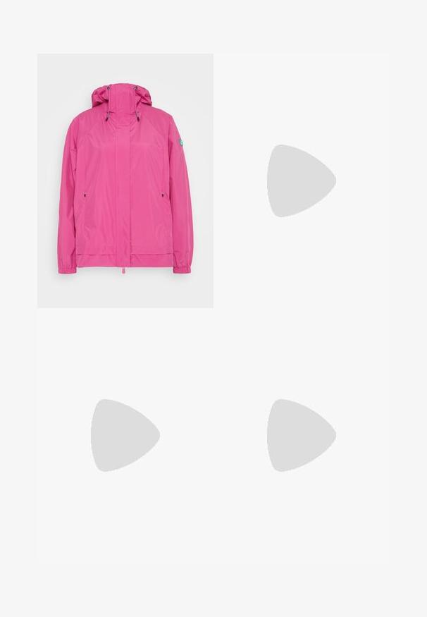 Save the duck SUKI - Jachetă de vară - fucsia pink; Tricou alb din bumbac, cu mâneci scurte, decolteu rotund și un logo mic pe piept. Textură netedă și tiv drept.; Blugi din denim de culoare albastru deschis, cu design dreaptă, talie medie, cu cinci buzunare și închidere cu nasture în față.; Sneakeri negri din piele și suede, cu o talpă platformă albă, având șireturi și un accent roz deschis la călcâi.