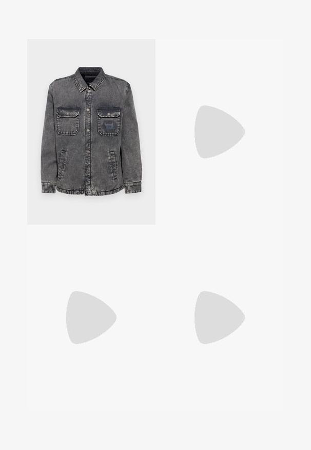 Chaqueta de mezclilla en gris desgastado con un cierre de botones en la parte frontal, dos bolsillos en el pecho y bolsillos laterales. Presenta una etiqueta de parche en contraste en el bolsillo izquierdo.; Camiseta de algodón blanca con un corte relajado, con un pequeño logotipo gráfico negro en el área del pecho izquierdo. Mangas cortas, estilo cuello redondo.; Pantalones negros de corte recto, hechos de una tela lisa. Cuentan con un cierre de botón y trabillas para cinturón. Sin patrones ni acentos visibles.; Zapatilla de cuero gris con puntera redonda, suela de goma, cordones planos y acentos de color claro en el talón. Textura suave y diseño minimalista.