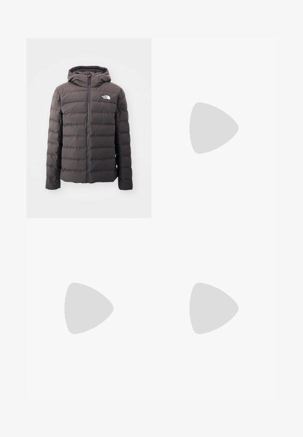 Casaco acolchoado em cinza escuro com capucho, apresentando um fecho frontal e o logótipo da North Face no lado esquerdo do peito. Textura suave e design acolchoado.; T-shirt preto de manga curta feito de algodão, com um decote redondo e um pequeno logótipo branco na parte superior esquerda do peito.; Calças atléticas pretas feitas de tecido leve, com um cós ajustável por cordão, bolsos laterais e punhos afunilados nos tornozelos.; Sapatilha de trail running preta com um upper texturizado, sola de borracha e biqueira reforçada. Possui um colarinho acolchoado e uma alça para facilitar o calçar.