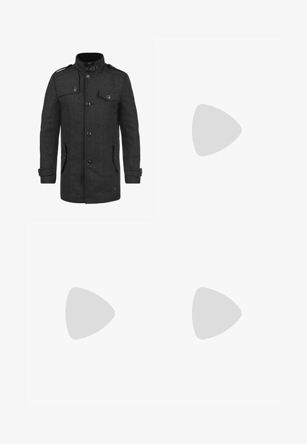 Grå uldfrakke i sildebensmønster med opstående krave, dobbeltradet forside, lommer med klap og sorte knapper. Har skulderstropper.; Sort kortærmet T-shirt lavet af tekstureret stof, med rund halsudskæring og en afslappet pasform. Enkel, uden mønstre eller accenter.; Sorte cargo-bukser lavet af slidstærkt stof, der har flere lommer, en knaplukning og et slim fit design med smalle ben.; Sort lædersneaker med rund tå og hvid gummisål. Har flade snørebånd og minimal syning på overdelen. Tekstureret sål for bedre greb.