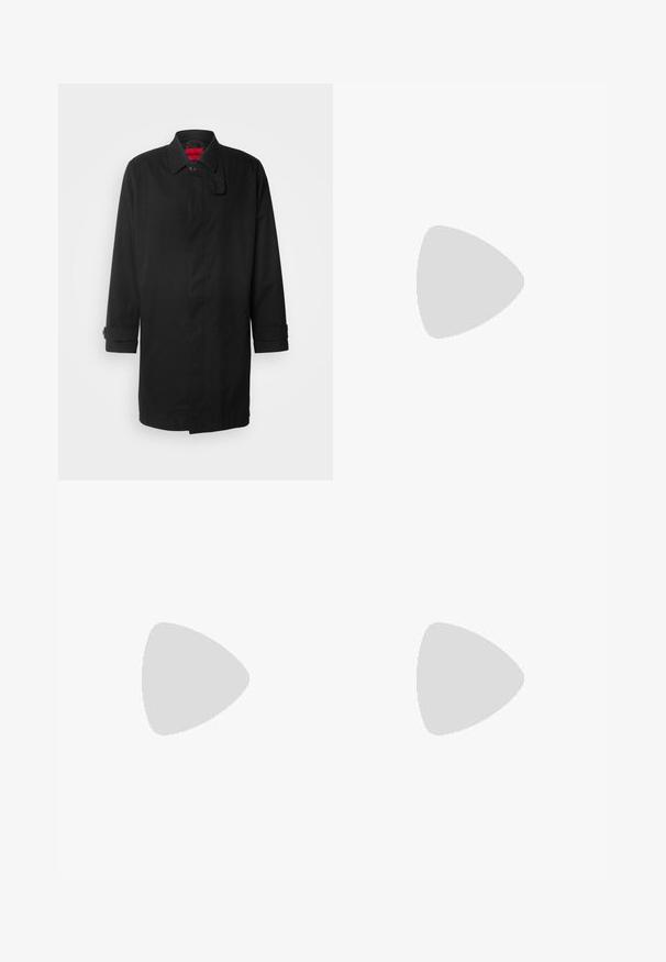 Imperméable noir au design classique, avec une fermeture à boutons, un col et des poignets retroussables. Texture lisse, sans motifs ni accents visibles.; Pull à col roulé noir en matériau doux, avec des manches longues et une coupe ajustée. Finition côtelée au bas et aux poignets. Design simple.; Pantalons en denim noir avec une coupe droite, des coutures visibles et une fermeture à bouton sur le devant. Comprend deux poches latérales et deux poches arrière.; Baskets noires avec tige en cuir lisse, bout rond, lacets plats, col rembourré et design minimaliste. Semelle en caoutchouc avec un motif de traction subtil.