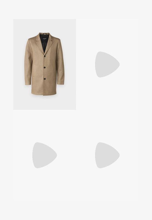 Jack & Jones JJCHUCK COAT - Palton clasic - khaki; Tricou negru din bumbac, cu mâneci scurte. Prezintă un logo verde "ROOTS" pe față, guler rotund și o potrivire standard.; Jeans din denim negru cu un design cu picior drept. Prezintă o închidere cu buton, bucle pentru curea și două buzunare laterale. Textură netedă, fără modele vizibile.; Labeled cu oglindă din piele neagră cu un finisaj neted, partea superioară în stil mocasin, detalii cusute și o talpă din cauciuc. Design clasic cu un toc jos.