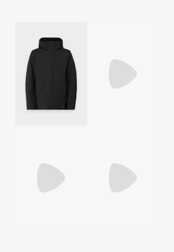 Svart vanntett jakke med høy krage og hette, med minimalistisk design, lange ermer og et logomerke på den nedre siden.; Svart bomull t-skjorte med korte ermer, rund hals og en liten grønn logo på venstre brystlomme. Enkelt design, normal passform.; Sorte bukser med rette ben, laget av glatt stoff. Har elastisk midjebånd og knappelukking.; Hvite lave sneakers med brun gjennomsiktig såle og grønn "cK" logo på siden, med snøring og semsket hælreim.